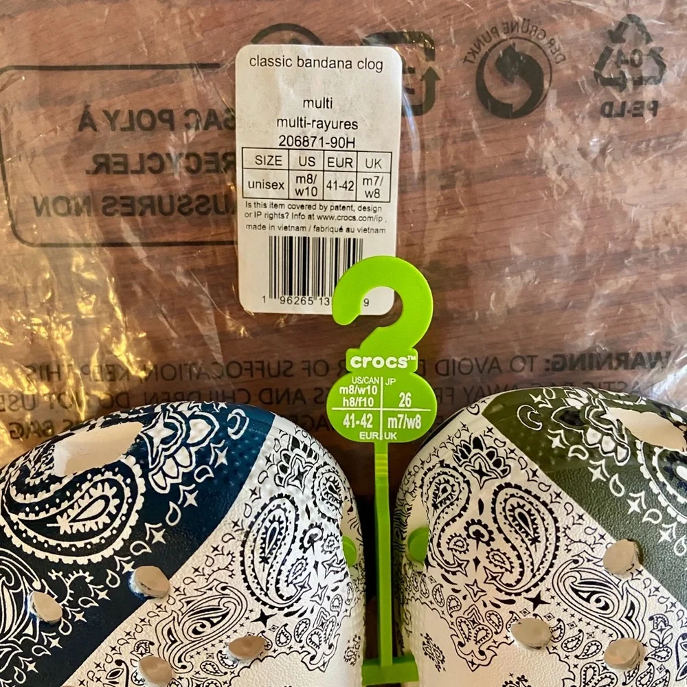 CROCS  Classic Clogs - Bandana - Women’s 10 / Mens 8 - White Red Blue Green NWT - Picture 4 of 9